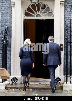 221020 -- LONDON, 20. Oktober 2022 -- britischer Premierminister Liz Truss L verlässt das Land, nachdem er eine Erklärung vor der 10 Downing Street in London, Großbritannien, am 20. Oktober 2022 abgegeben hat. Truss trat am Donnerstag nach nur etwas mehr als sechs Wochen im Amt zurück und wurde damit zum kürzesten Premierminister in der Geschichte des Landes. GROSSBRITANNIEN-LONDON-LIZ TRUSS-RESIGNATION LixYing PUBLICATIONxNOTxINxCHN Stockfoto