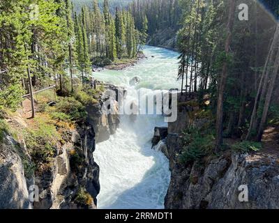 Sunwapta Falls entlang des Ice Fields Parkway im Jasper National Park in Kanada an einem wunderschönen Tag. Stockfoto