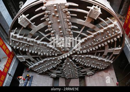 221024 -- HANGZHOU, 24. Oktober 2022 -- dieses Foto, das am 24. Oktober 2022 aufgenommen wurde, zeigt die Schildtunnelmaschine Fuchun auf der Baustelle des Qinwang-Tunnelprojekts im Bezirk Fuyang von Hangzhou, ostchinesische Provinz Zhejiang. Der Qinwang-Tunnel, der erste Flusstunnel im Fuchun River Basin, wurde am Montag erfolgreich durchbohrt. Es ist derzeit der größte Schildtunnel in der Provinz Zhejiang und der größte gemeinsame Straßen-Schienen-Bautunnel in China. CHINA-ZHEJIANG-HANGZHOU-FUCHUN RIVER-TUNNEL-BAU CN HUANGXZONGZHI PUBLICATIONXNOTXINXCHN Stockfoto