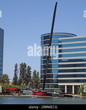 Oracle Team USA America's Cup Katamaran neben den Oracle Corporation Campus Buildings, Redwood Shores, Kalifornien, 2014 Stockfoto