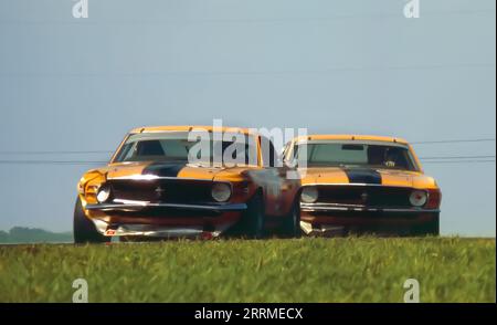 Bud Moore Ford Mustang Boss 302 von Parnelli Jones und George Follmer bei der Mid Ohio Trans am 1970. Parnelli Jones begann den 3. Platz, beendete den 1. Platz. George Follmer begann den 4., beendete den 2. Platz Stockfoto