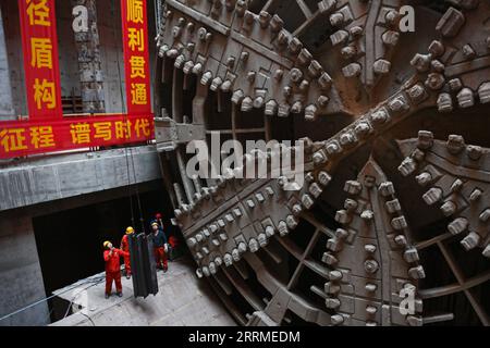 221024 -- HANGZHOU, 24. Oktober 2022 -- dieses Foto, das am 24. Oktober 2022 aufgenommen wurde, zeigt die Schildtunnelmaschine Fuchun auf der Baustelle des Qinwang-Tunnelprojekts im Bezirk Fuyang von Hangzhou, ostchinesische Provinz Zhejiang. Der Qinwang-Tunnel, der erste Flusstunnel im Fuchun River Basin, wurde am Montag erfolgreich durchbohrt. Es ist derzeit der größte Schildtunnel in der Provinz Zhejiang und der größte gemeinsame Straßen-Schienen-Bautunnel in China. CHINA-ZHEJIANG-HANGZHOU-FUCHUN RIVER-TUNNEL-BAU CN HUANGXZONGZHI PUBLICATIONXNOTXINXCHN Stockfoto