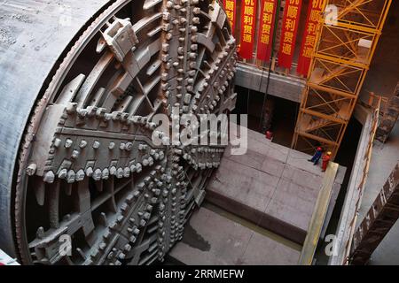 221024 -- HANGZHOU, 24. Oktober 2022 -- dieses Foto, das am 24. Oktober 2022 aufgenommen wurde, zeigt die Schildtunnelmaschine Fuchun auf der Baustelle des Qinwang-Tunnelprojekts im Bezirk Fuyang von Hangzhou, ostchinesische Provinz Zhejiang. Der Qinwang-Tunnel, der erste Flusstunnel im Fuchun River Basin, wurde am Montag erfolgreich durchbohrt. Es ist derzeit der größte Schildtunnel in der Provinz Zhejiang und der größte gemeinsame Straßen-Schienen-Bautunnel in China. CHINA-ZHEJIANG-HANGZHOU-FUCHUN RIVER-TUNNEL-BAU CN HUANGXZONGZHI PUBLICATIONXNOTXINXCHN Stockfoto