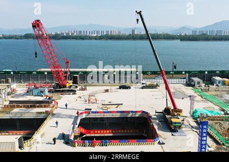 221024 -- HANGZHOU, 24. Oktober 2022 -- dieses Luftbild, das am 24. Oktober 2022 aufgenommen wurde, zeigt die Baustelle des Qinwang-Tunnelprojekts im Bezirk Fuyang in Hangzhou, der ostchinesischen Provinz Zhejiang. Der Qinwang-Tunnel, der erste Flusstunnel im Fuchun River Basin, wurde am Montag erfolgreich durchbohrt. Es ist derzeit der größte Schildtunnel in der Provinz Zhejiang und der größte gemeinsame Straßen-Schienen-Bautunnel in China. CHINA-ZHEJIANG-HANGZHOU-FUCHUN RIVER-TUNNEL-BAU CN HUANGXZONGZHI PUBLICATIONXNOTXINXCHN Stockfoto