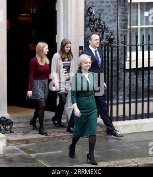 221025 -- LONDON, 25. Oktober 2022 -- Liz Truss Front kommt an, um eine Rede an ihrem letzten Tag im Amt als britische Premierministerin vor der 10 Downing Street in London, Großbritannien, am 25. Oktober 2022 zu halten. Rishi Sunak wurde am Dienstag britischer Premierminister, nachdem er König Karl III. Im Buckingham Palace getroffen hatte, wo der Monarch ihn nach dem Rücktritt von Liz Truss um die Bildung einer Regierung bat. GROSSBRITANNIEN-LONDON-LIZ TRUSS LixYing PUBLICATIONxNOTxINxCHN Stockfoto