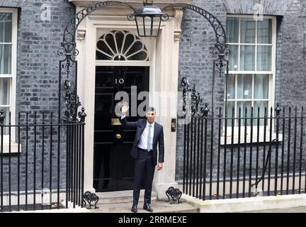 221025 -- LONDON, 25. Oktober 2022 -- der neue britische Premierminister Rishi Sunak weht vor der Menge, nachdem er seine erste Ansprache vor der Nation vor der 10 Downing Street in London, Großbritannien, am 25. Oktober 2022 gegeben hat. Rishi Sunak wurde am Dienstag britischer Premierminister, nachdem er König Karl III. Im Buckingham Palace getroffen hatte, wo der Monarch ihn nach dem Rücktritt von Liz Truss um die Bildung einer Regierung bat. Sunak, Großbritanniens ehemaliger Schatzkanzler, gewann am Montag das Führungsrennen der konservativen Partei. BRITAIN-LONDON-NEW PM-FIRST ADDRESS LIXYING PUBLICATIONXNOTXINXCHN Stockfoto