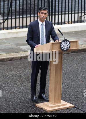 221025 -- LONDON, 25. Oktober 2022 -- der neue britische Premierminister Rishi Sunak hält seine erste Rede vor der Nation vor der 10 Downing Street in London, Großbritannien, 25. Oktober 2022. Rishi Sunak wurde am Dienstag britischer Premierminister, nachdem er König Karl III. Im Buckingham Palace getroffen hatte, wo der Monarch ihn nach dem Rücktritt von Liz Truss um die Bildung einer Regierung bat. Sunak, Großbritanniens ehemaliger Schatzkanzler, gewann am Montag das Führungsrennen der konservativen Partei. BRITAIN-LONDON-NEW PM-FIRST ADDRESS LIXYING PUBLICATIONXNOTXINXCHN Stockfoto