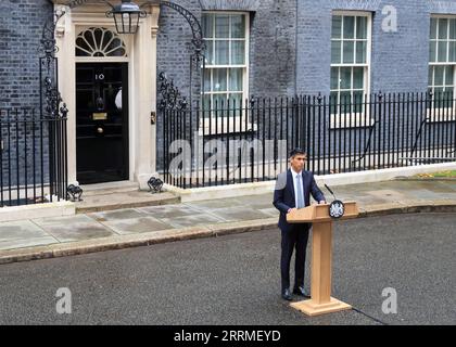 221025 -- LONDON, 25. Oktober 2022 -- der neue britische Premierminister Rishi Sunak hält seine erste Rede vor der Nation vor der 10 Downing Street in London, Großbritannien, 25. Oktober 2022. Rishi Sunak wurde am Dienstag britischer Premierminister, nachdem er König Karl III. Im Buckingham Palace getroffen hatte, wo der Monarch ihn nach dem Rücktritt von Liz Truss um die Bildung einer Regierung bat. Sunak, Großbritanniens ehemaliger Schatzkanzler, gewann am Montag das Führungsrennen der konservativen Partei. BRITAIN-LONDON-NEW PM-FIRST ADDRESS LIXYING PUBLICATIONXNOTXINXCHN Stockfoto