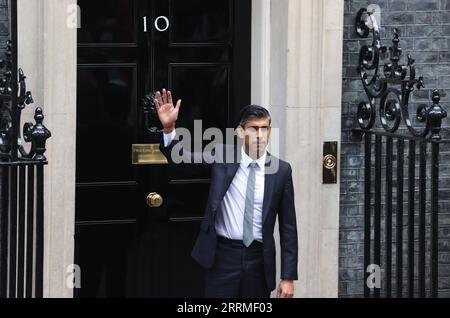 221025 -- LONDON, 25. Oktober 2022 -- der neue britische Premierminister Rishi Sunak weht vor der Menge, nachdem er seine erste Ansprache vor der Nation vor der 10 Downing Street in London, Großbritannien, am 25. Oktober 2022 gegeben hat. Rishi Sunak wurde am Dienstag britischer Premierminister, nachdem er König Karl III. Im Buckingham Palace getroffen hatte, wo der Monarch ihn nach dem Rücktritt von Liz Truss um die Bildung einer Regierung bat. Sunak, Großbritanniens ehemaliger Schatzkanzler, gewann am Montag das Führungsrennen der konservativen Partei. BRITAIN-LONDON-NEW PM-FIRST ADDRESS LIXYING PUBLICATIONXNOTXINXCHN Stockfoto
