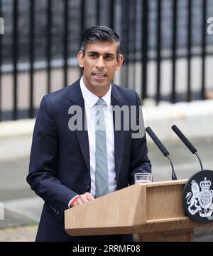 221025 -- LONDON, 25. Oktober 2022 -- der neue britische Premierminister Rishi Sunak hält seine erste Rede vor der Nation vor der 10 Downing Street in London, Großbritannien, 25. Oktober 2022. Rishi Sunak wurde am Dienstag britischer Premierminister, nachdem er König Karl III. Im Buckingham Palace getroffen hatte, wo der Monarch ihn nach dem Rücktritt von Liz Truss um die Bildung einer Regierung bat. Sunak, Großbritanniens ehemaliger Schatzkanzler, gewann am Montag das Führungsrennen der konservativen Partei. BRITAIN-LONDON-NEW PM-FIRST ADDRESS LIXYING PUBLICATIONXNOTXINXCHN Stockfoto