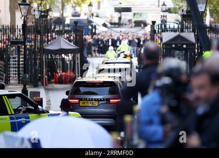 221025 -- LONDON, 25. Oktober 2022 -- Liz Truss verlässt die 10 Downing Street, nachdem sie am 25. Oktober 2022 eine Rede über ihren letzten Tag im Amt als britische Premierministerin in London gehalten hat. Rishi Sunak wurde am Dienstag britischer Premierminister, nachdem er König Karl III. Im Buckingham Palace getroffen hatte, wo der Monarch ihn nach dem Rücktritt von Liz Truss um die Bildung einer Regierung bat. GROSSBRITANNIEN-LONDON-LIZ TRUSS LixYing PUBLICATIONxNOTxINxCHN Stockfoto