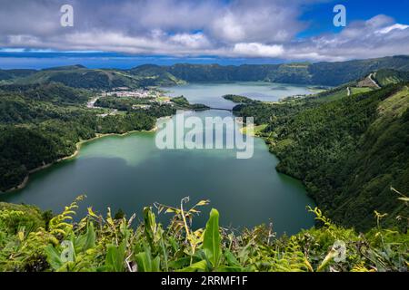 Die Zwillingsseen von Sete Cidades im massiven Krater eines ruhenden Stratovulkans in Sao Miguel, Azoren, Portugal. Die Seen Blue Lake und Green Lake zeigen aufgrund der Sonnen-Reflexion unterschiedliche Farben. Stockfoto