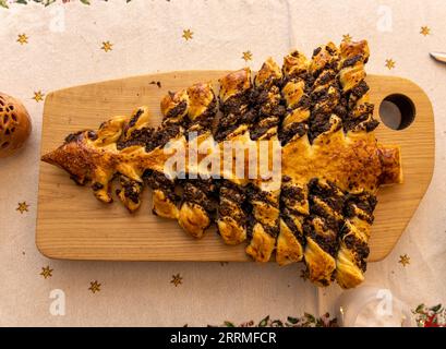 Selbstgemachter Mohnkuchen in weihnachtsbaumform Stockfoto