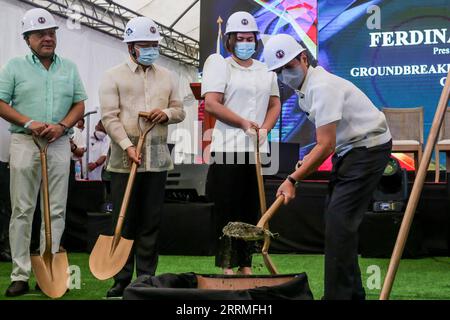 221027 -- DAVAO CITY, 27. Oktober 2022 -- der philippinische Präsident Ferdinand Romualdez Marcos 1st R, die philippinische Vizepräsidentin und ehemalige Bürgermeisterin von Davao, Sara Duterte 2nd R, und der chinesische Botschafter auf den Philippinen, Huang Xilian 2nd L, nehmen am Spatenstich der von China finanzierten Samal Island-Davao City Connector Bridge in Davao City, den Philippinen, 27. Oktober 2022, Teil. Eine von China finanzierte Brücke, die die drittgrößte Stadt Davao mit einer Touristeninsel verbindet, wird den Tourismus und das Wirtschaftswachstum in der südlichen Region des Landes fördern, sagte Präsident Ferdinand Romualdez Marcos am Donnerstag um Stockfoto