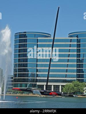 Oracle Team USA America's Cup Katamaran neben den Oracle Corporation Campus Buildings, Redwood Shores, Kalifornien, 2014 Stockfoto