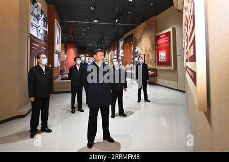 221027 -- YAN, 27. Oktober 2022 -- Xi Jinping besucht eine Ausstellung über die 13 Jahre des Zentralkomitees der Kommunistischen Partei Chinas in Yan an in der Yan Revolutionary Memorial Hall in Yan, Provinz Shaanxi im Nordwesten Chinas, 27. Oktober 2022. XI Jinping, Generalsekretär des Zentralkomitees der KPCh, führte Mitglieder des Ständigen Komitees des Politbüros des Zentralkomitees der KPCh am Donnerstag zu einem Besuch in Yan, einer alten revolutionären Basis in der nordwestchinesischen Provinz Shaanxi. XI, ebenfalls chinesischer Präsident und Vorsitzender der Zentralen Militärkommission, wurde von Li Qiang, Zhao L, begleitet Stockfoto