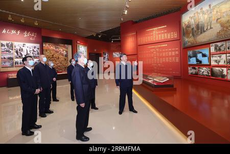 221027 -- YAN, 27. Oktober 2022 -- Xi Jinping besucht eine Ausstellung über die 13 Jahre des Zentralkomitees der Kommunistischen Partei Chinas in Yan an in der Yan Revolutionary Memorial Hall in Yan, Provinz Shaanxi im Nordwesten Chinas, 27. Oktober 2022. XI Jinping, Generalsekretär des Zentralkomitees der KPCh, führte Mitglieder des Ständigen Komitees des Politbüros des Zentralkomitees der KPCh am Donnerstag zu einem Besuch in Yan, einer alten revolutionären Basis in der nordwestchinesischen Provinz Shaanxi. XI, ebenfalls chinesischer Präsident und Vorsitzender der Zentralen Militärkommission, wurde von Li Qiang, Zhao L, begleitet Stockfoto