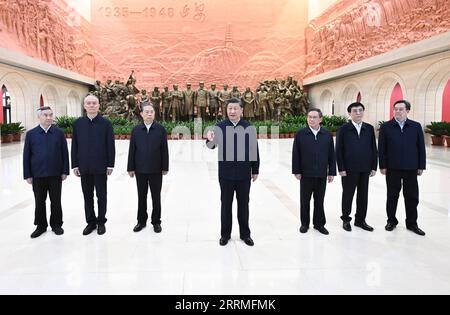 News Bilder des Tages 221027 -- YAN, 27. Oktober 2022 -- XI Jinping hält eine wichtige Rede, nachdem er eine Ausstellung über die 13 Jahre des Zentralkomitees der Kommunistischen Partei Chinas (KPCh) in Yan an in der Yan Revolutionary Memorial Hall in Yan, Provinz Shaanxi im Nordwesten Chinas, 27. Oktober 2022 besucht hat. XI Jinping, Generalsekretär des Zentralkomitees der KPCh, führte Mitglieder des Ständigen Komitees des Politbüros des Zentralkomitees der KPCh am Donnerstag zu einem Besuch in Yan, einer alten revolutionären Basis in der nordwestchinesischen Provinz Shaanxi. XI, auch chinesischer Präsident und Vorsitzender des Cent Stockfoto