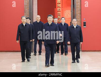 221027 -- YAN, 27. Oktober 2022 -- Xi Jinping besucht eine Ausstellung über die 13 Jahre des Zentralkomitees der Kommunistischen Partei Chinas in Yan an in der Yan Revolutionary Memorial Hall in Yan, Provinz Shaanxi im Nordwesten Chinas, 27. Oktober 2022. XI Jinping, Generalsekretär des Zentralkomitees der KPCh, führte Mitglieder des Ständigen Komitees des Politbüros des Zentralkomitees der KPCh am Donnerstag zu einem Besuch in Yan, einer alten revolutionären Basis in der nordwestchinesischen Provinz Shaanxi. XI, ebenfalls chinesischer Präsident und Vorsitzender der Zentralen Militärkommission, wurde von Li Qiang, Zhao L, begleitet Stockfoto