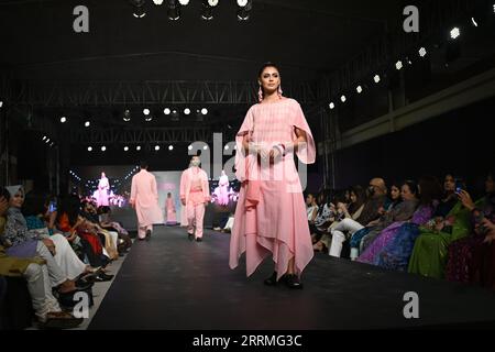 Dhaka, Bangladesch. September 2023. Die Models zeigen Kreationen des bangladeschischen Designers Bibi Russell in der Modenschau, die von First Ever Blue Project Runway-Bangladesh organisiert wird. Kapitel 2023 findet statt, um am 8. September 2023 Gelder für medizinische Missionen in Dhaka, Bangladesch, zu sammeln (Foto: Mamunur Rashid/NurPhoto)0 Credit: NurPhoto SRL/Alamy Live News Stockfoto