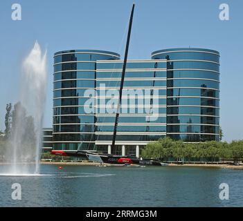 Oracle Team USA America's Cup Katamaran neben den Oracle Corporation Campus Buildings, Redwood Shores, Kalifornien, 2014 Stockfoto