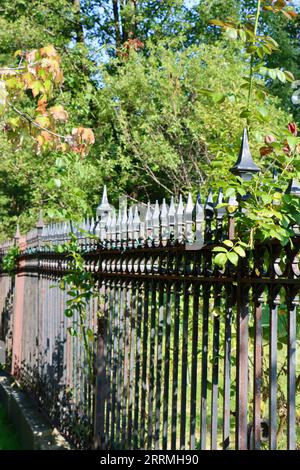 Alter schmiedeeiserner Zaun entlang der Lake Avenue vor einem privaten Garten in Lakewood, Ohio Stockfoto