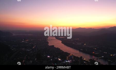 221031 -- RONG AN, 31. Oktober 2022 -- dieses Luftbild, das am 31. Oktober 2022 aufgenommen wurde, zeigt den Sonnenuntergang über dem Fluss Rongjiang im Kreis Rong an, der südchinesischen autonomen Region Guangxi Zhuang. CHINA-GUANGXI-RONG AN-SUNSET GLÜHEN CN HUANGXXIAOBANG PUBLICATIONXNOTXINXCHN Stockfoto