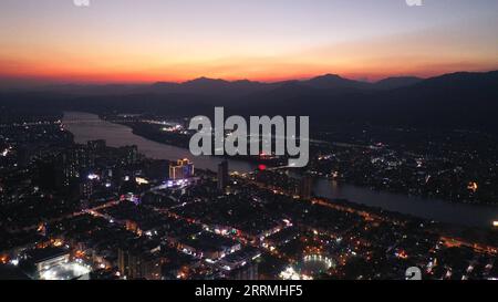 221031 -- RONG AN, 31. Oktober 2022 -- dieses Luftbild, das am 31. Oktober 2022 aufgenommen wurde, zeigt den Sonnenuntergang über dem Fluss Rongjiang im Kreis Rong an, der südchinesischen autonomen Region Guangxi Zhuang. CHINA-GUANGXI-RONG AN-SUNSET GLÜHEN CN HUANGXXIAOBANG PUBLICATIONXNOTXINXCHN Stockfoto