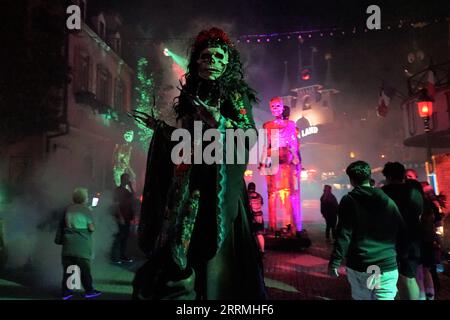 Los Angeles, USA. September 2023. Ein Mitarbeiter in Halloween Kostüm wird während der Eröffnungsnacht der Halloween Horror Nights in den Universal Studios Hollywood in Los Angeles, Kalifornien, USA, am 7. September 2023 gesehen. Die Universal Studios Hollywood in Los Angeles begannen am Donnerstag ihre Halloween Horror Nights, eine jährliche Halloween-Veranstaltung. Quelle: Zeng Hui/Xinhua/Alamy Live News Stockfoto