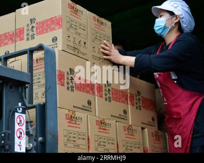 221030 -- CHISHUI, 30. Oktober 2022 -- Ein Arbeiter verschiebt Flaschenessig in eine Essigfabrik in Chishui, südwestchinesische Provinz Guizhou, 28. Oktober 2022. Chishui wird für seinen Sonnessig gefeiert, der ein traditionelles Herstellungsverfahren beibehalten hat. Die Produktionstechniken des Chishui-Essigs, die den Sonnenaufgang kennzeichnen, wurden 2009 als immaterielles Kulturerbe der Provinz Guizhou und 2021 als nationales Kulturerbe aufgeführt. Der Essig ist für seinen einzigartigen Geschmack bekannt, auch wegen seines bewährten Rezepts, das einige pflanzliche Arzneimittel enthält. Die lokale Regierung legt großen Wert auf die in Stockfoto