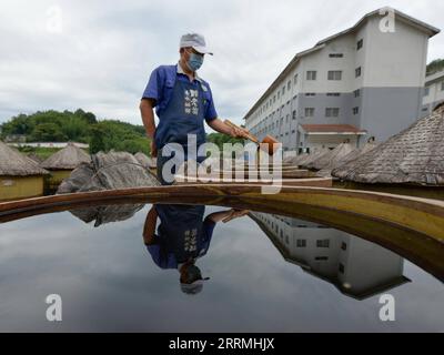 221030 -- CHISHUI, 30. Oktober 2022 -- Ein Arbeiter überprüft die Reife von Essig in einer Essigfabrik in Chishui, südwestchinesische Provinz Guizhou, 28. Oktober 2022. Chishui wird für seinen Sonnessig gefeiert, der ein traditionelles Herstellungsverfahren beibehalten hat. Die Produktionstechniken des Chishui-Essigs, die den Sonnenaufgang kennzeichnen, wurden 2009 als immaterielles Kulturerbe der Provinz Guizhou und 2021 als nationales Kulturerbe aufgeführt. Der Essig ist für seinen einzigartigen Geschmack bekannt, auch wegen seines bewährten Rezepts, das einige pflanzliche Arzneimittel enthält. Die lokale Regierung ist großartig Stockfoto