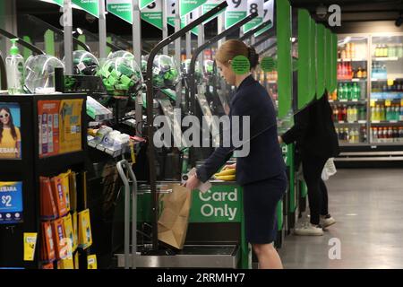 221101 -- SYDNEY, 1. November 2022 -- Eine Frau benutzt Eine Papiertüte in einem Supermarkt in Sydney, Australien, 1. November 2022. Der australische Bundesstaat New South Wales NSW verhängte ab Dienstag ein weiteres Verbot von mehr Einweg-Plastiktüten, zusätzlich zu seinem früheren Verbot von leichten Einweg-Plastiktüten. Foto von /Xinhua AUSTRALIA-SYDNEY-PLASTIC-BAN WangxZelong PUBLICATIONxNOTxINxCHN Stockfoto