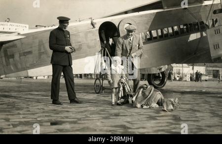 Paris. c.1932: Ein Mann und seine kleine Tochter haben am Flughafen Paris-Le Bourget ein Flugzeug der Air Union, Lioré et Olivier Leo 213 (F-ALGG) ausgestiegen. Ein Mitarbeiter der Air Union steht neben ihnen und hält Pässe. Im Hintergrund ist das Buffetgebäude des Le Bourget zu sehen. Der Leo 213 war eine kommerzielle Version des Leo 20-Bombers und wurde auf den Strecken Paris-London und Paris-Lyon-Marseille unter dem Flottentitel „le Rayon d’Or“ (der Goldene Strahl) eingesetzt. Die F-ALGG wurde am 25. März 1931 registriert und im August 1933 an Air France übertragen. Stockfoto