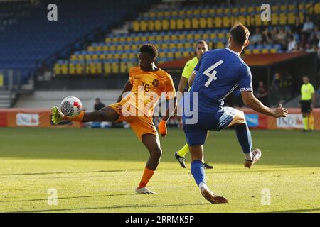 WAALWIJK - (l-r) Isaac Babadi aus Holland U21, Lurie Lova aus Moldau U21 während des Qualifikationsspiels zur Europameisterschaft in Gruppe C zwischen den Niederlanden O21 und Moldau U21 im Mandemakers Stadium am 8. September 2023 in Waalwijk, Niederlande. ANP BART STOUTJESDIJK Stockfoto