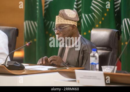 221103 -- PRETORIA, 3. November 2022 -- Olusegun Obasanjo, hoher Vertreter der Afrikanischen Union für das Horn von Afrika und ehemaliger Präsident Nigerias, nimmt an einer Pressekonferenz über die Ergebnisse der von der Afrikanischen Union geführten Verhandlungen in Pretoria, Südafrika, am 2. November 2022 Teil. Die äthiopische Regierung und die rebellische Tigray People s Liberation Front TPLF gaben am Mittwoch eine Vereinbarung zur Beendigung eines zweijährigen Konflikts in Nordäthiopien bekannt. Foto von /Xinhua SÜDAFRIKA-PRETORIA-ÄTHIOPIEN-WAFFENSTILLSTAND AletxPretorius PUBLICATIONxNOTxINxCHN Stockfoto