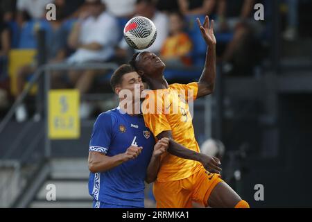 WAALWIJK - (l-r) Lurie Lova aus MOLDAWIEN U21, Emanuel Emegha aus Holland U21 während des Qualifikationsspiels zur Europameisterschaft in Gruppe C zwischen den Niederlanden O21 und Moldawien U21 im Mandemakers Stadium am 8. September 2023 in Waalwijk, Niederlande. ANP BART STOUTJESDIJK Stockfoto