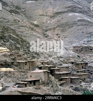 Altes Berber-Dorf, sehr früh am Morgen vor Sonnenaufgang in den Bergen Marokkos Stockfoto