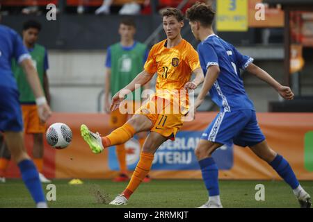 WAALWIJK - (l-r) Ruben van Bommel aus Holland U21, Lurie Lova aus Moldau U21 während des Qualifikationsspiels zur Europameisterschaft in Gruppe C zwischen den Niederlanden U21 und Moldau U21 im Mandemakers Stadium am 8. September 2023 in Waalwijk, Niederlande. ANP BART STOUTJESDIJK Stockfoto