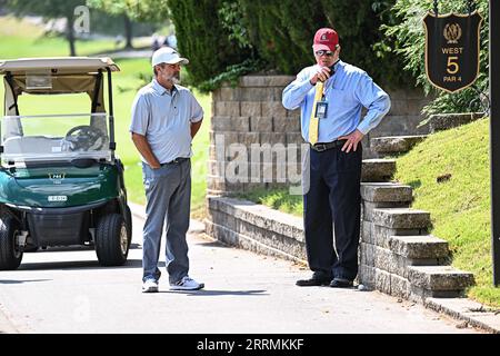 8. September 2023: Robert Damron aus den Vereinigten Staaten wartet auf das Rollen vom Beamten, während sein Ball auf dem Karren-Pfad neben der Ziegelmauer während der ersten Runde der Ascension Charity Classic im Norwood Hills Country Club in Jennings, MO Richard Ulreich/CSM, stattfand Stockfoto