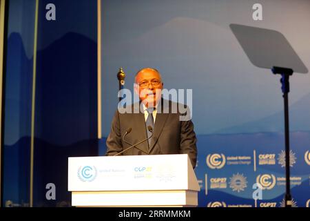 221106 -- SHARM EL-SHEIKH, 6. November 2022 -- Sameh Shoukry, ägyptischer Außenminister und Präsident der 27. Konferenz der Vertragsparteien des Rahmenübereinkommens der Vereinten Nationen über Klimaänderungen COP27, spricht an der Eröffnungszeremonie der Konferenz in Sharm El-Sheikh, Ägypten, 6. November 2022. Die COP27 wurde am Sonntag in der ägyptischen Küstenstadt Sharm El-Sheikh eröffnet, in der Hoffnung, die globalen Klimafinanzierungszusagen in die Tat umzusetzen. EGYPT-SHARM EL-SHEIKH-COP27-OPENING SUIXXIANKAI PUBLICATIONXNOTXINXCHN Stockfoto