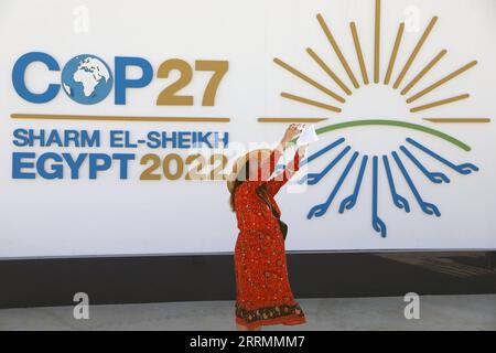 221106 -- SHARM EL-SHEIKH, 6. Nov. 2022 -- Eine Frau fotografiert vor einem Anzeigetafel der 27. Konferenz der Vertragsparteien der UN-Klimarahmenkonvention COP27 in Sharm El-Sheikh, Ägypten, 6. Nov. 2022. Die COP27 wurde am Sonntag in der ägyptischen Küstenstadt Sharm El-Sheikh eröffnet, in der Hoffnung, die globalen Klimafinanzierungszusagen in die Tat umzusetzen. EGYPT-SHARM EL-SHEIKH-COP27-OPENING SUIXXIANKAI PUBLICATIONXNOTXINXCHN Stockfoto