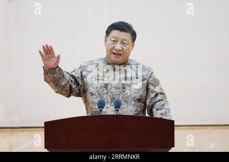 221108 -- PEKING, 8. November 2022 -- der chinesische Präsident Xi Jinping, ebenfalls Generalsekretär des Zentralkomitees der Kommunistischen Partei Chinas, Vorsitzender der Zentralen Militärkommission CMC, und Oberbefehlshaber der CMC Joint Operations Command Center, trifft sich mit Vertretern von Offizieren und Soldaten der Kommandozentrale, grüßt alle ihre Mitglieder und hält während seiner Inspektion eine wichtige Rede an die CMC Joint Operations Command Center, 8. November 2022. XI inspizierte am Dienstag das CMC Joint Operations Command Center und demonstrierte die Position des neuen CMC auf im Stockfoto