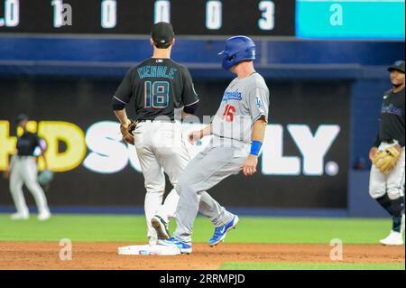 Miami, USA. September 2023. Miami, Florida, USA; Los Angeles Dodgers Catcher will Smith (16) erreicht am 7. September 2023 die zweite Basis im dritten Inning gegen die Miami Marlins im LoanDepot Park. (Foto: Rick Munroe/SIPA USA) Credit: SIPA USA/Alamy Live News Stockfoto