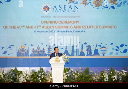 221111 -- PHNOM PENH, 11. November 2022 -- kambodschanischer Premierminister Samdech Techo Hun Sen spricht bei der Eröffnungszeremonie der 40. Und 41. ASEAN-Gipfel und damit zusammenhängender Gipfel in Phnom Penh, Kambodscha, 11. November 2022. Die 40. Und 41. ASEAN-Gipfeltreffen und die damit zusammenhängenden Gipfeltreffen begannen am Freitag in der Hauptstadt Kambodschas, wobei der Schwerpunkt unter anderem auf dem fortgesetzten Prozess des Gemeindeaufbaus, der Erholung nach der COVID-19-Pandemie und regionalen und globalen Sicherheitsproblemen lag. KAMBODSCHA-PHNOM PENH-ASEAN-GIPFELS-OPENING ZHUXWEI PUBLICATIONXNOTXINXCHN Stockfoto