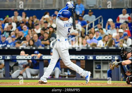 Miami, USA. September 2023. Miami, Florida, USA; Los Angeles Dodgers Freddie Freeman trifft am 7. September 2023 ein Doppel im siebten Inning gegen die Miami Marlins im LoanDepot Park. (Foto: Rick Munroe/SIPA USA) Credit: SIPA USA/Alamy Live News Stockfoto