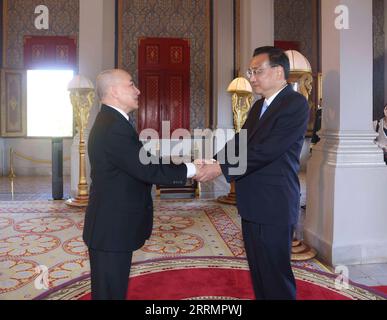 221111 -- PHNOM PENH, 11. November 2022 -- der chinesische Premier Li Keqiang trifft sich mit König Norodom Sihamoni von Kambodscha im Königlichen Palast in Phnom Penh, Kambodscha, 11. November 2022. KAMBODSCHA-PHNOM PENH-CHINA-LI KEQIANG-KING NORODOM SIHAMONI-MEETING LIUXWEIBING PUBLICATIONXNOTXINXCHN Stockfoto