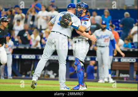 Miami, USA. September 2023. Miami, Florida, USA; der Los Angeles Dodgers Relief Pitcher Evan Phillips (59) und der Catcher Austin Barnes (15) feiern am 7. September 2023 einen Sieg über die Miami Marlins im LoanDepot Park im Jahr 10-0. (Foto: Rick Munroe/SIPA USA) Credit: SIPA USA/Alamy Live News Stockfoto