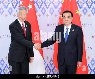 221111 -- PHNOM PENH, 11. November 2022 -- der chinesische Premierminister Li Keqiang trifft sich mit dem singapurischen Premierminister Lee Hsien Loong, der sich in Phnom Penh für die Treffen der Staats- und Regierungschefs zur ostasiatischen Zusammenarbeit befindet, in Phnom Penh, Kambodscha, 11. November 2022. KAMBODSCHA-PHNOM PENH-CHINA-LI KEQIANG-SINGAPUR-PM-MEETING YUEXYUEWEI PUBLICATIONXNOTXINXCHN Stockfoto