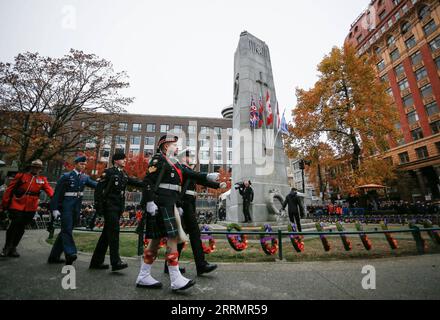 221111 -- VANCOUVER, 11. November 2022 -- Mitglieder kanadischer Soldaten marschieren am Victory Square während einer Gedenkfeier in Vancouver, British Columbia, Kanada, am 11. November 2022. Foto von /Xinhua CANADA-VANCOUVER-GEDENKTAG LiangxSen PUBLICATIONxNOTxINxCHN Stockfoto