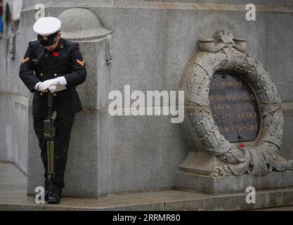 221111 -- VANCOUVER, 11. November 2022 -- Ein Wachmann steht vor einem Cenotaph während einer Gedenkfeier in Vancouver, British Columbia, Kanada, am 11. November 2022. Foto von /Xinhua CANADA-VANCOUVER-GEDENKTAG LiangxSen PUBLICATIONxNOTxINxCHN Stockfoto